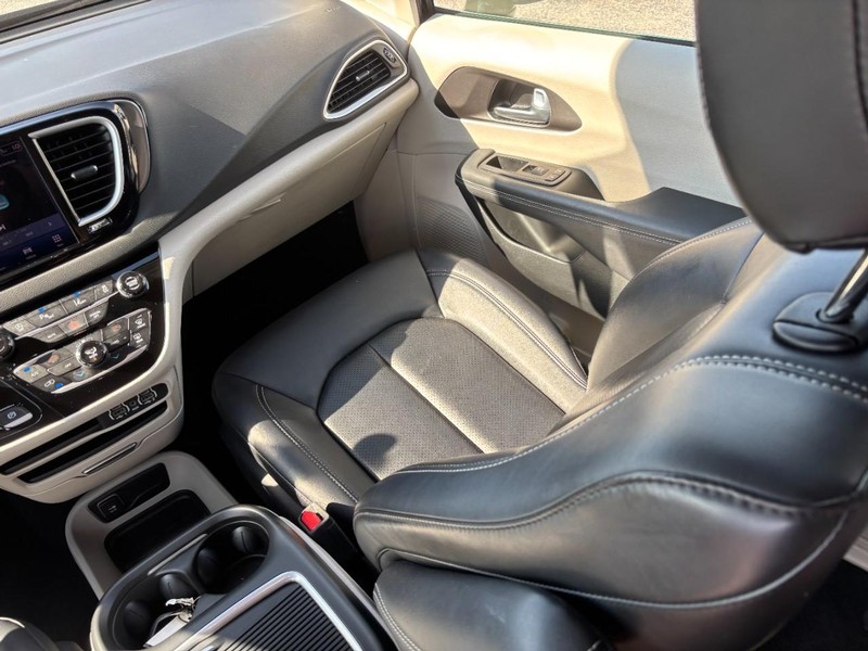 Chrysler Pacifica Vehicle Full-screen Gallery Image 15