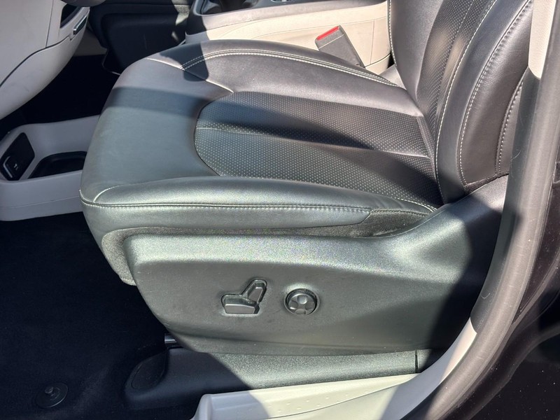 Chrysler Pacifica Vehicle Full-screen Gallery Image 16