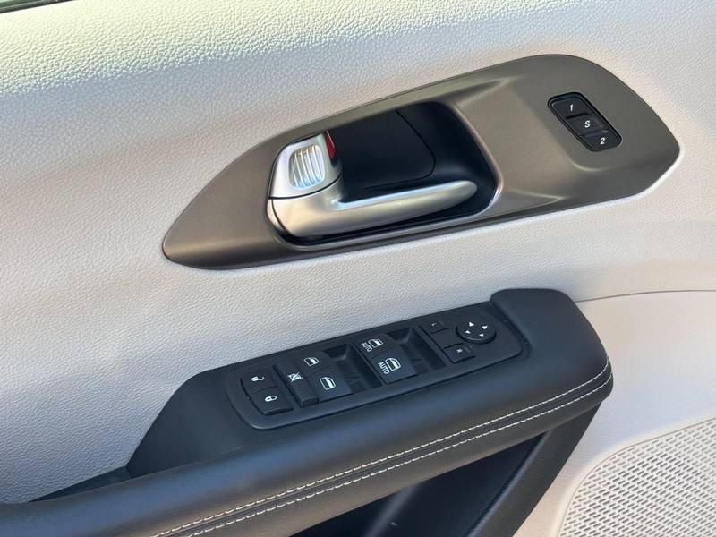 Chrysler Pacifica Vehicle Full-screen Gallery Image 17