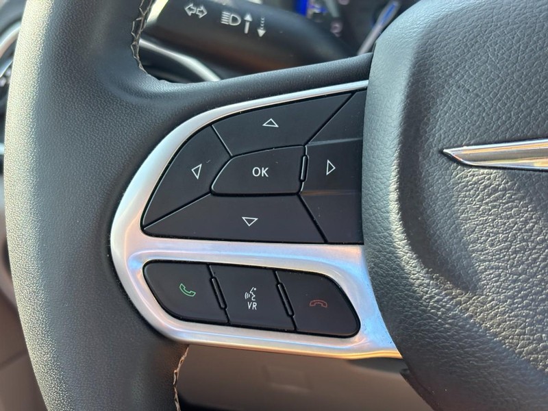 Chrysler Pacifica Vehicle Full-screen Gallery Image 18