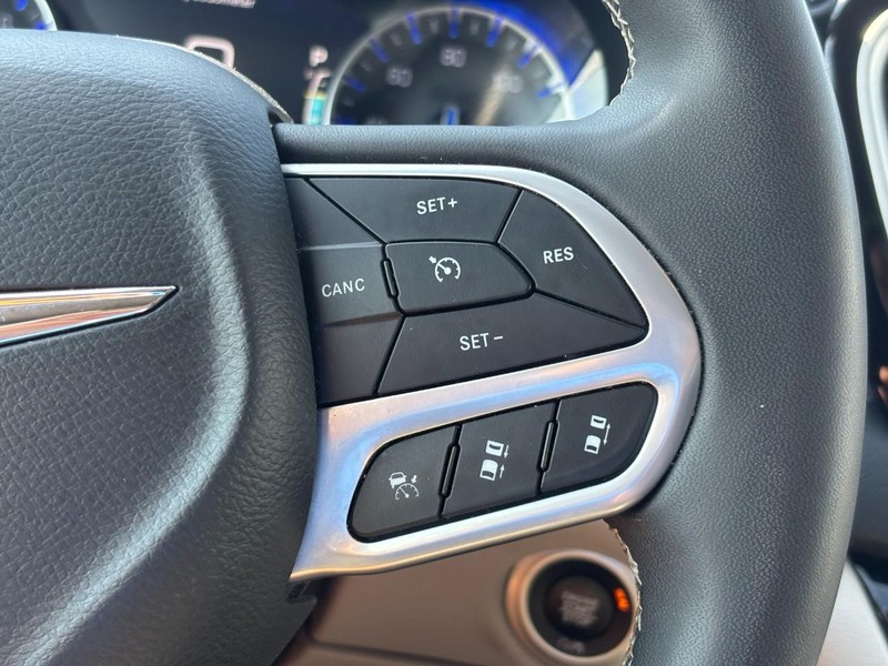 Chrysler Pacifica Vehicle Full-screen Gallery Image 19