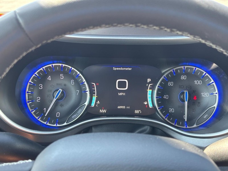 Chrysler Pacifica Vehicle Full-screen Gallery Image 20