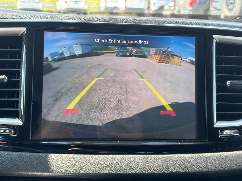 Chrysler Pacifica Vehicle Full-screen Gallery Image 22