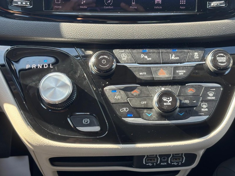 Chrysler Pacifica Vehicle Full-screen Gallery Image 23