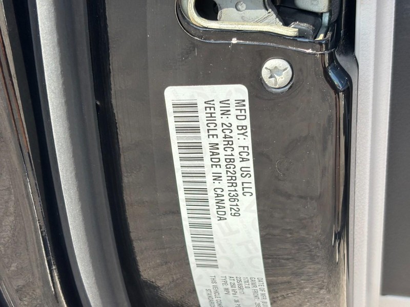 Chrysler Pacifica Vehicle Full-screen Gallery Image 24