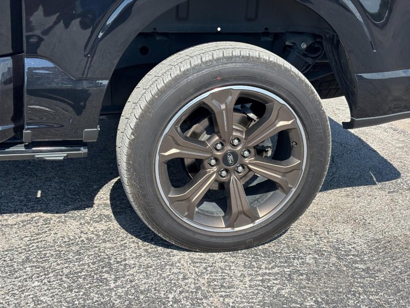 Ford F-150 Vehicle Full-screen Gallery Image 12