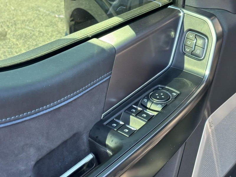 Ford F-150 Vehicle Full-screen Gallery Image 18
