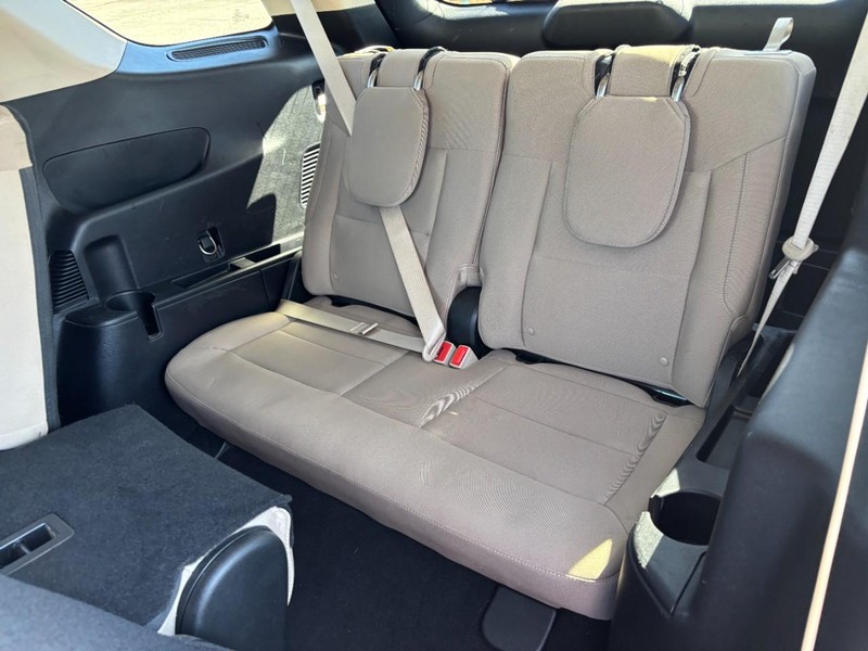 Ford Explorer Vehicle Full-screen Gallery Image 13