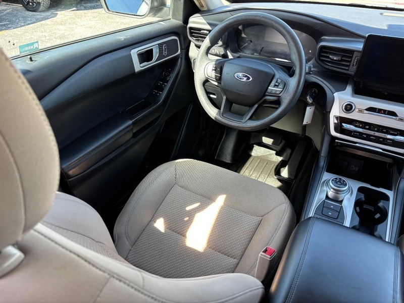 Ford Explorer Vehicle Full-screen Gallery Image 15