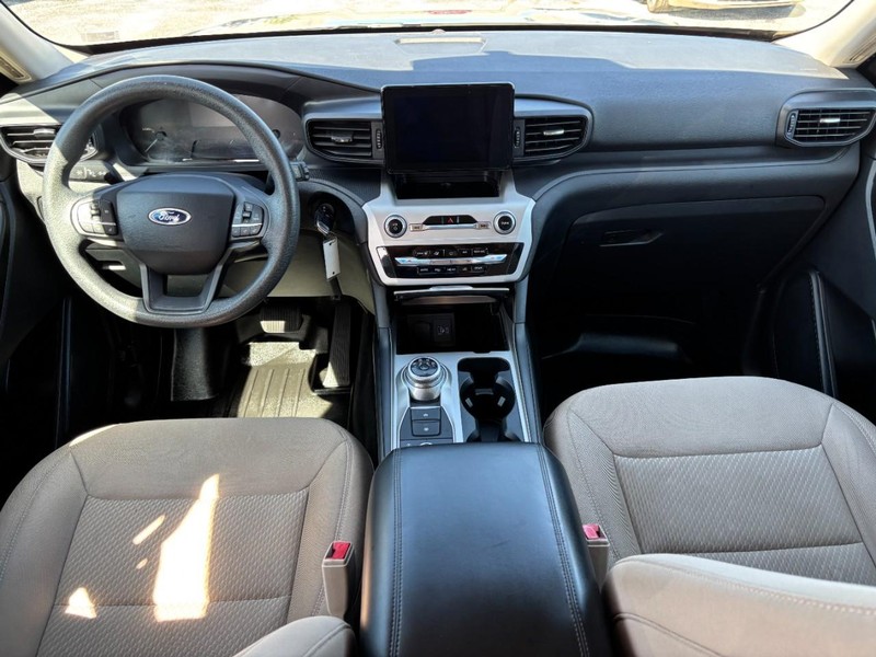 Ford Explorer Vehicle Full-screen Gallery Image 16