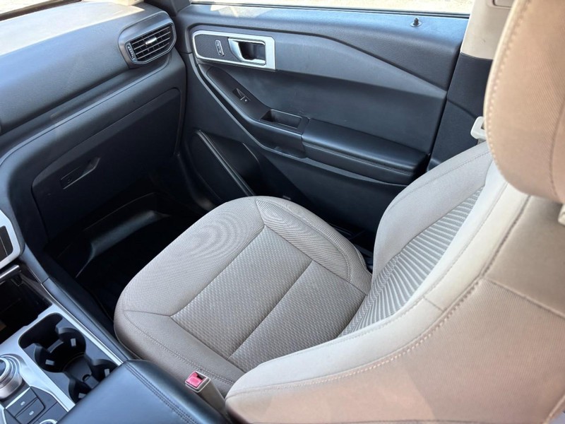 Ford Explorer Vehicle Full-screen Gallery Image 17