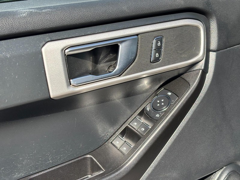 Ford Explorer Vehicle Full-screen Gallery Image 19