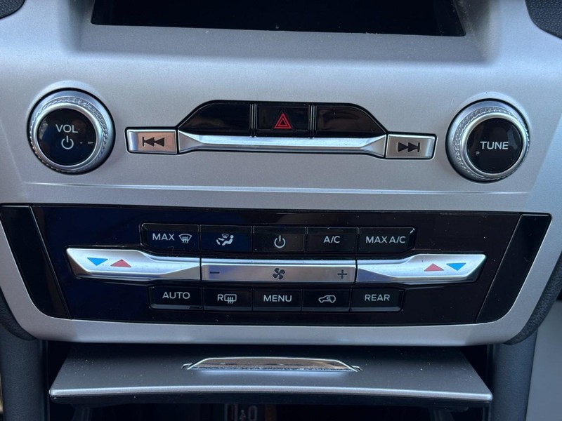 Ford Explorer Vehicle Full-screen Gallery Image 25