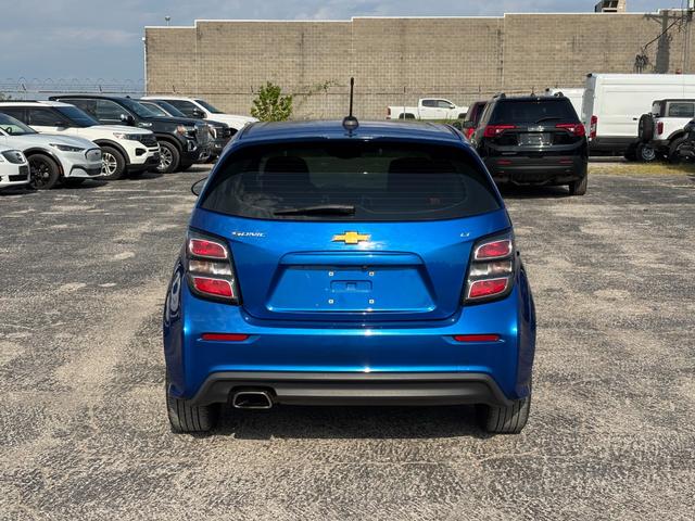 Chevrolet Sonic Vehicle Full-screen Gallery Image 06