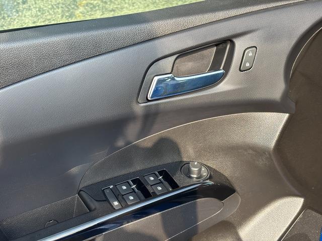 Chevrolet Sonic Vehicle Full-screen Gallery Image 17