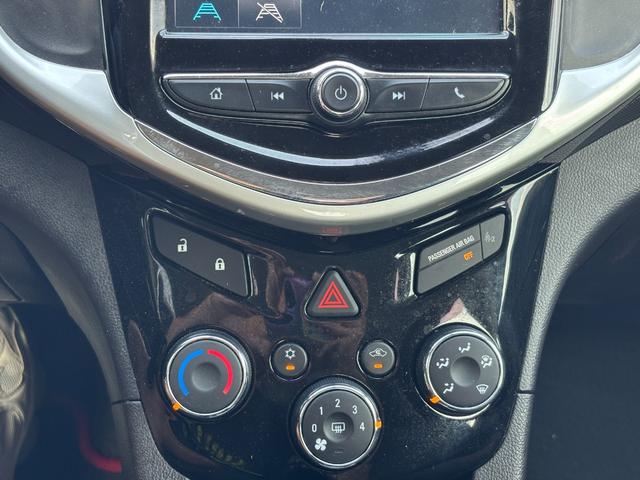Chevrolet Sonic Vehicle Full-screen Gallery Image 23