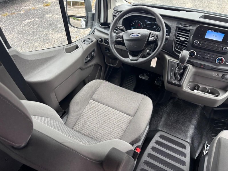 Ford Transit Passenger Wagon Vehicle Full-screen Gallery Image 18