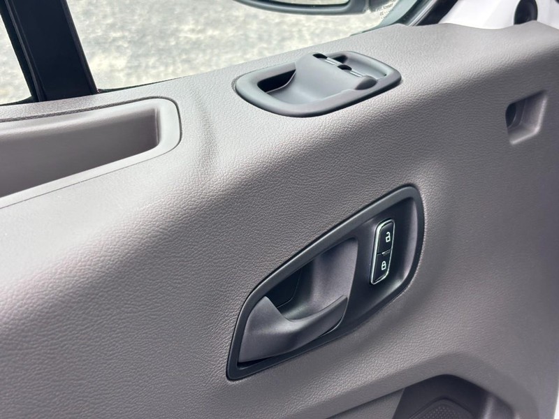 Ford Transit Passenger Wagon Vehicle Full-screen Gallery Image 22