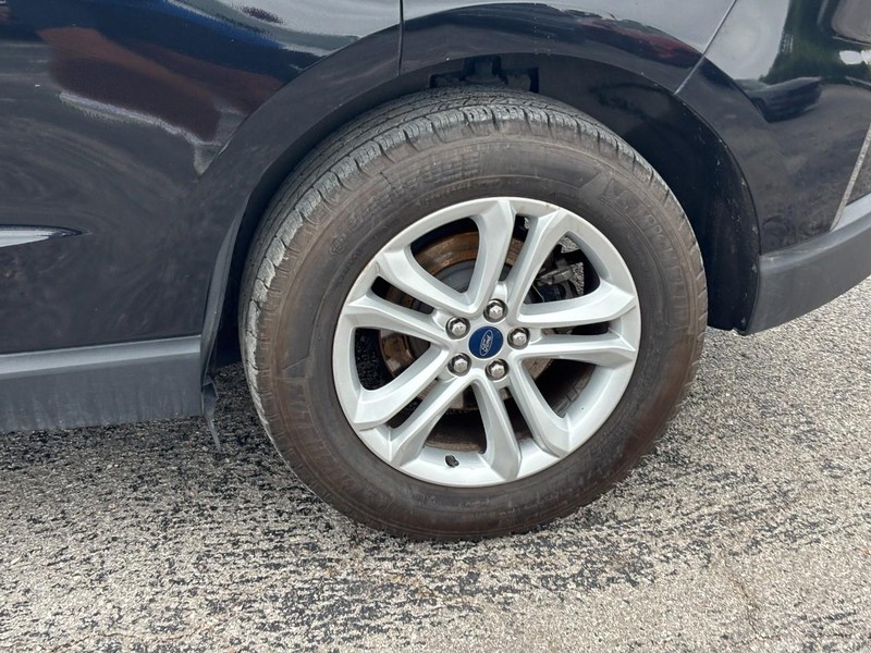 Ford Edge Vehicle Full-screen Gallery Image 12