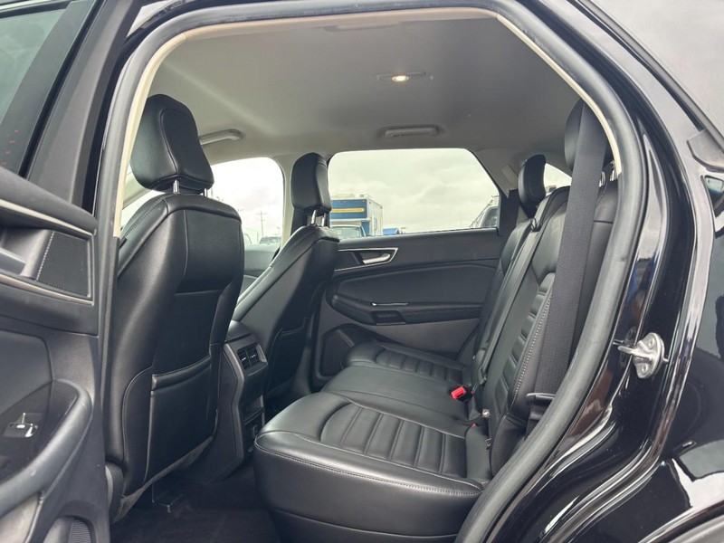 Ford Edge Vehicle Full-screen Gallery Image 13