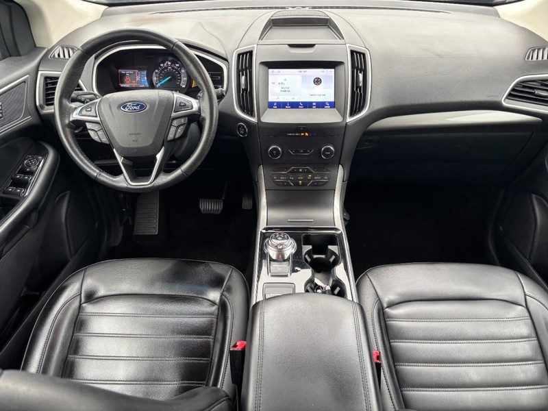 Ford Edge Vehicle Full-screen Gallery Image 15