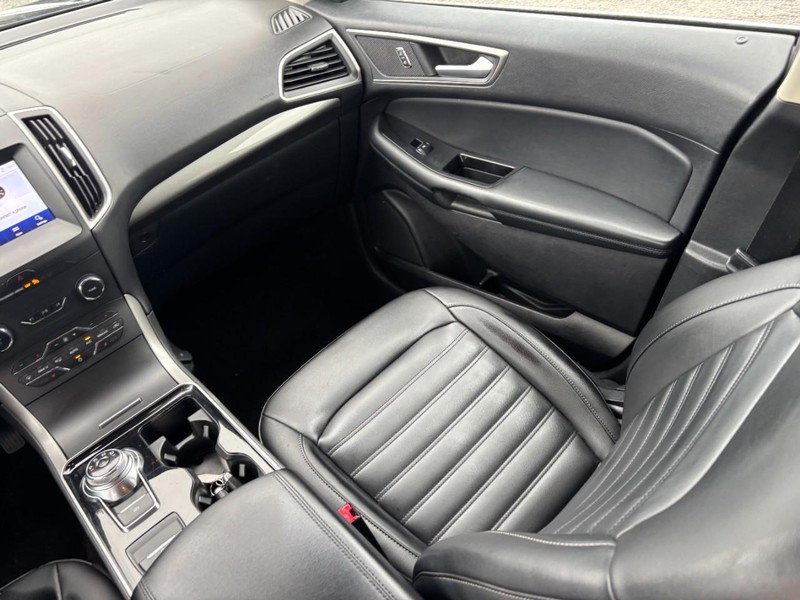 Ford Edge Vehicle Full-screen Gallery Image 16