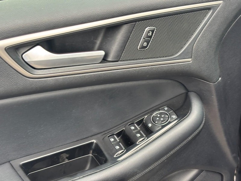 Ford Edge Vehicle Full-screen Gallery Image 18