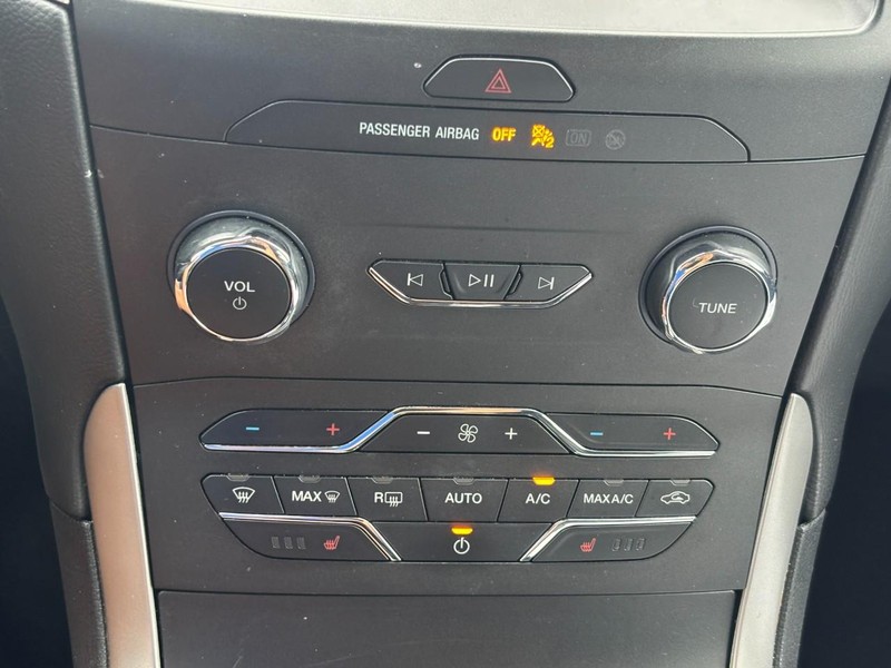 Ford Edge Vehicle Full-screen Gallery Image 24