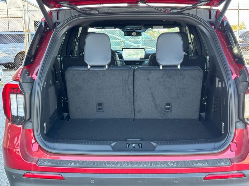 Ford Explorer Vehicle Full-screen Gallery Image 11