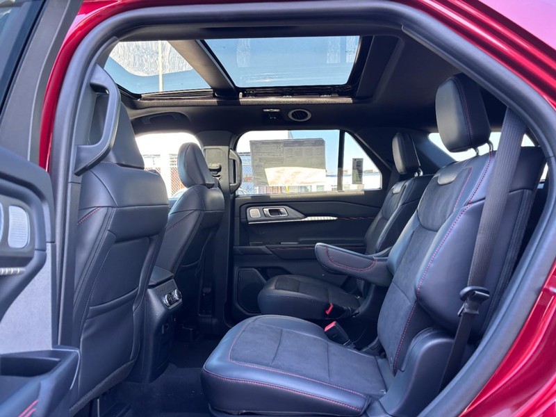 Ford Explorer Vehicle Full-screen Gallery Image 14