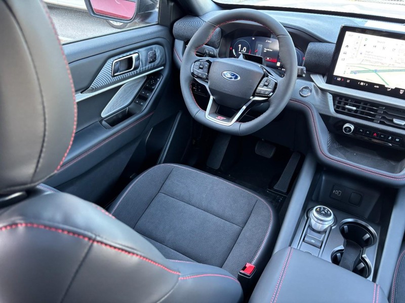 Ford Explorer Vehicle Full-screen Gallery Image 15