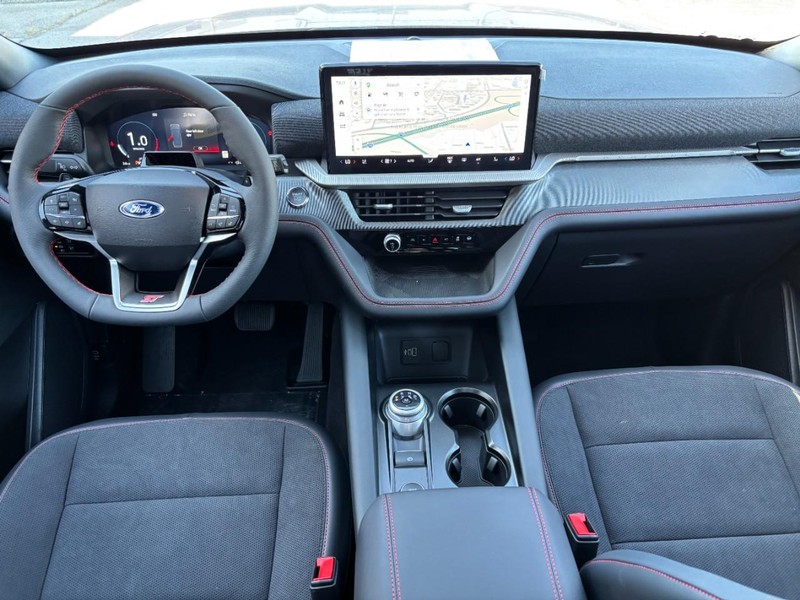Ford Explorer Vehicle Full-screen Gallery Image 16