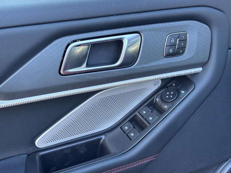 Ford Explorer Vehicle Full-screen Gallery Image 19