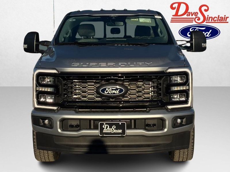 Ford Super Duty F-250 SRW Vehicle Full-screen Gallery Image 02
