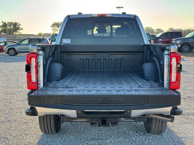 Ford Super Duty F-250 SRW Vehicle Full-screen Gallery Image 11