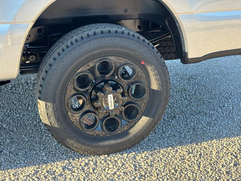 Ford Super Duty F-250 SRW Vehicle Full-screen Gallery Image 12