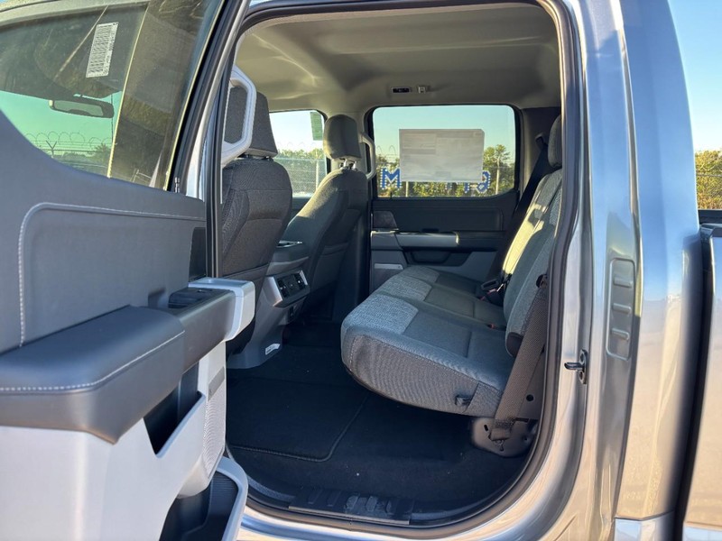 Ford Super Duty F-250 SRW Vehicle Full-screen Gallery Image 13