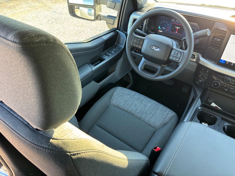 Ford Super Duty F-250 SRW Vehicle Full-screen Gallery Image 14