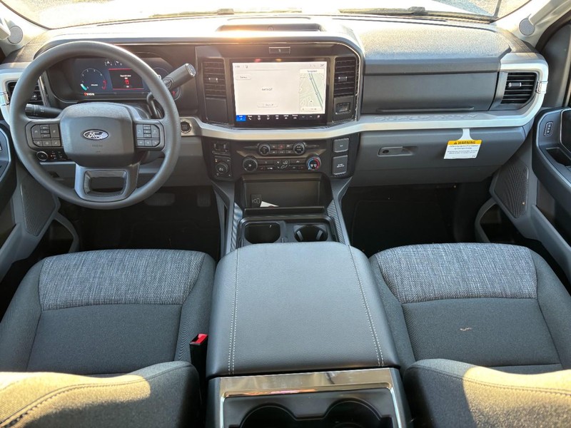 Ford Super Duty F-250 SRW Vehicle Full-screen Gallery Image 15