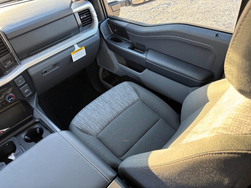 Ford Super Duty F-250 SRW Vehicle Full-screen Gallery Image 16