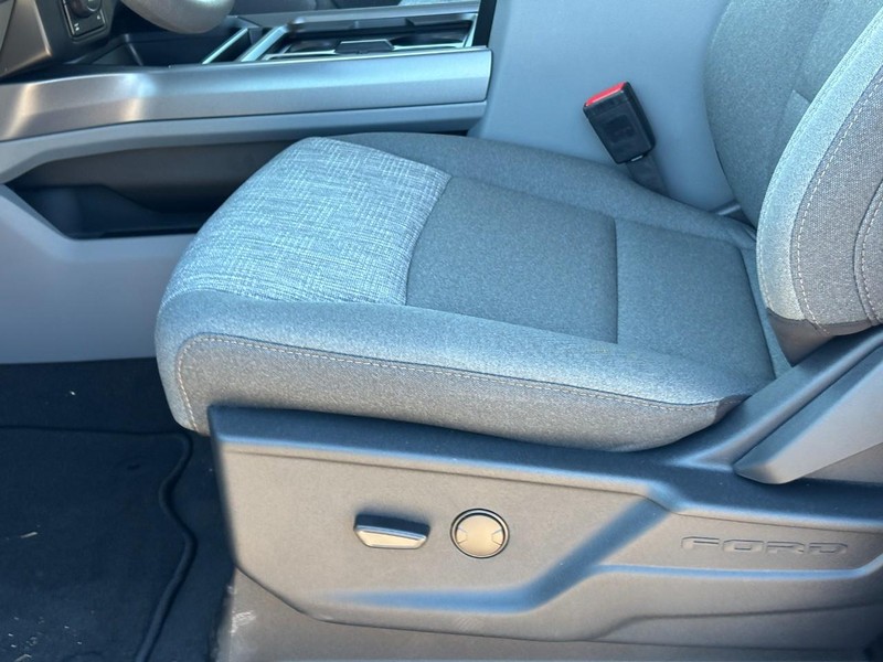 Ford Super Duty F-250 SRW Vehicle Full-screen Gallery Image 17