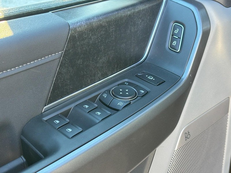 Ford Super Duty F-250 SRW Vehicle Full-screen Gallery Image 18