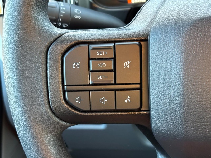 Ford Super Duty F-250 SRW Vehicle Full-screen Gallery Image 19
