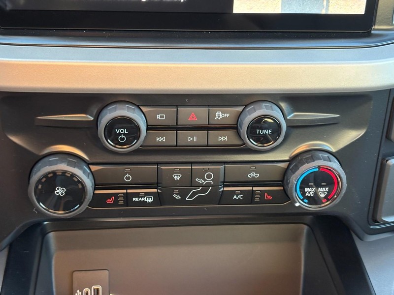 Ford Super Duty F-250 SRW Vehicle Full-screen Gallery Image 25