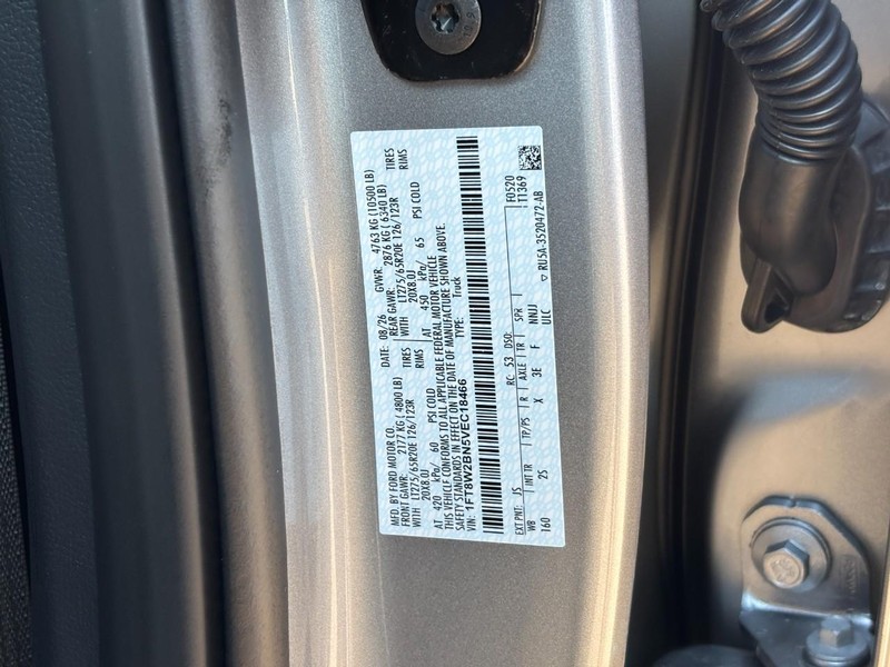 Ford Super Duty F-250 SRW Vehicle Full-screen Gallery Image 26