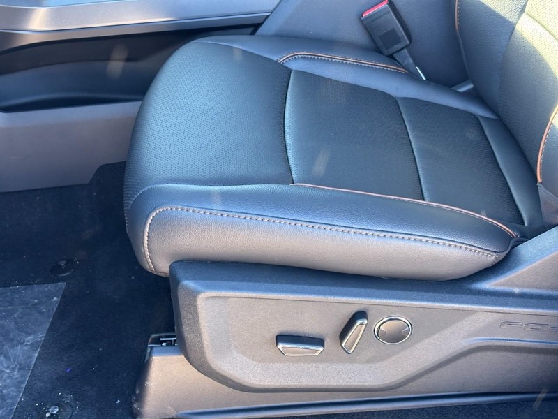 Ford F-150 Vehicle Full-screen Gallery Image 17