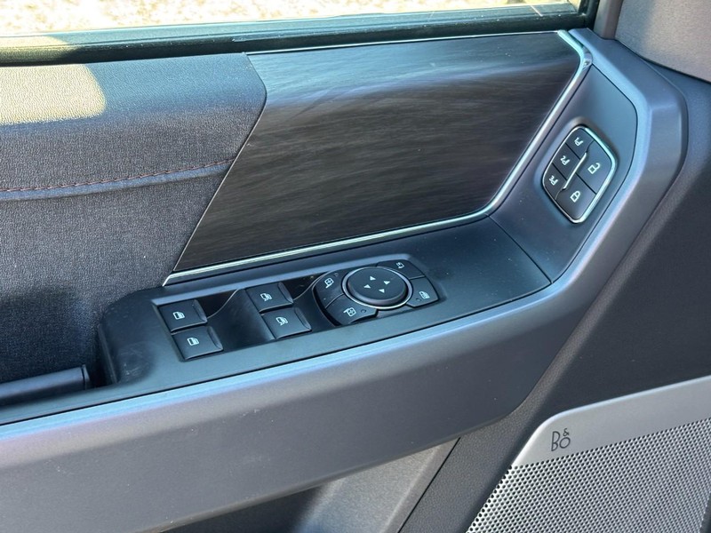 Ford F-150 Vehicle Full-screen Gallery Image 18