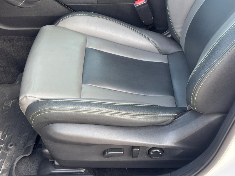 Subaru Outback Vehicle Full-screen Gallery Image 17