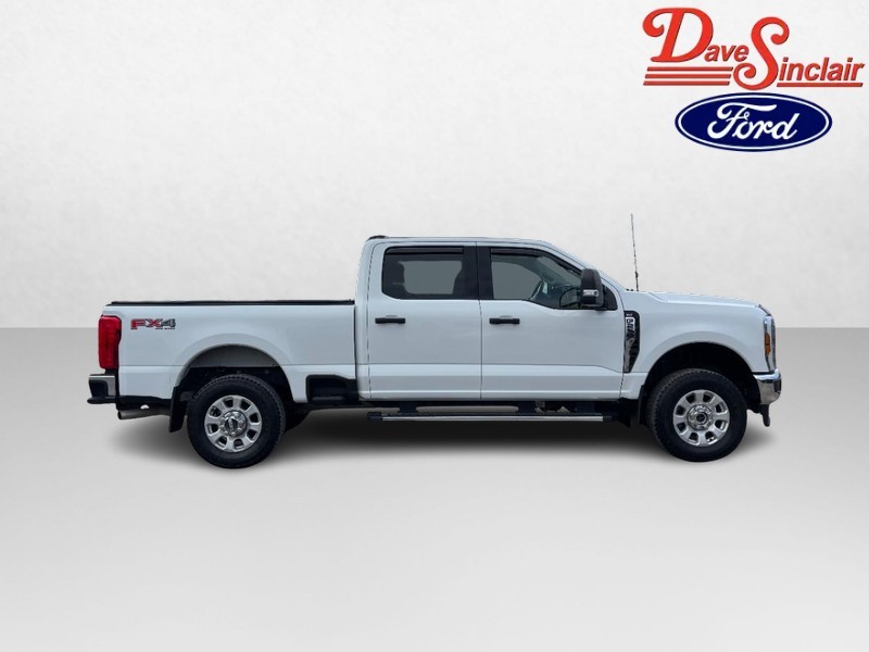 Ford Super Duty F-250 SRW Vehicle Full-screen Gallery Image 05