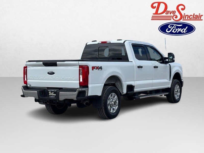 Ford Super Duty F-250 SRW Vehicle Full-screen Gallery Image 07